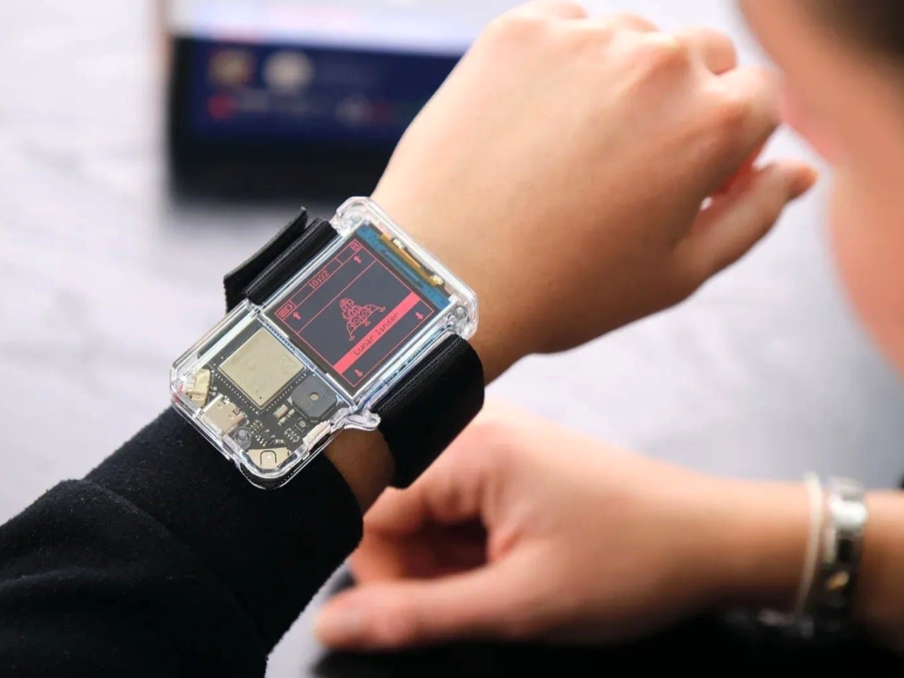 Un smartwatch care învață copiii să programeze, mai presus de a măsura pași Noul smartwatch Artemis Watch 2.0 nu este doar un simplu gadget purtabil