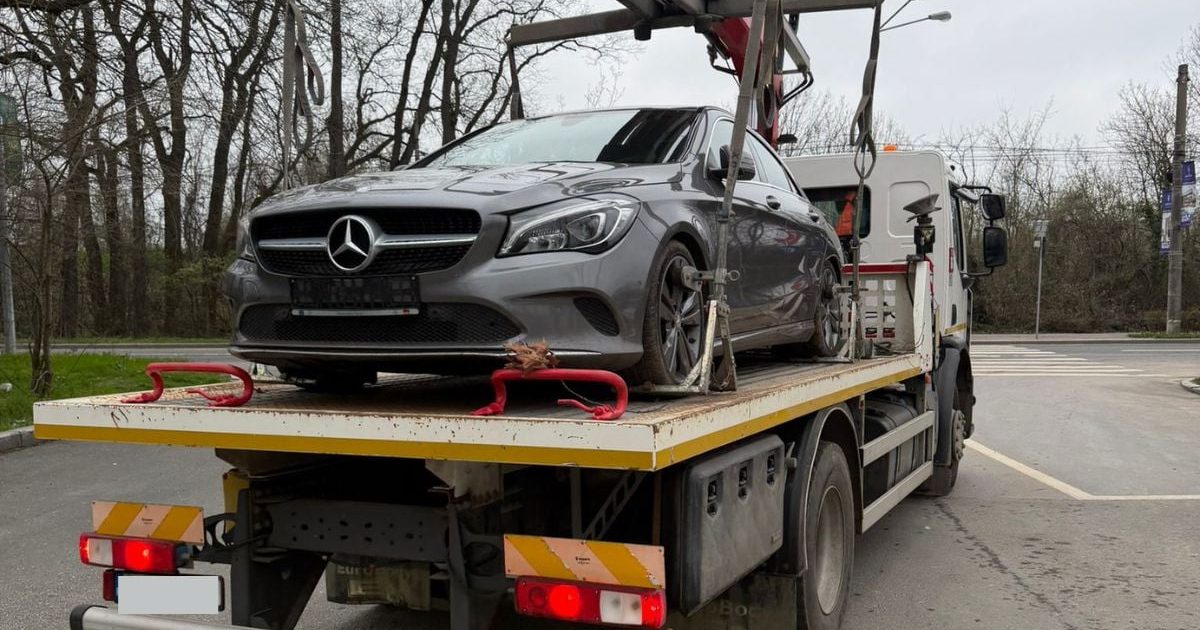 Șofer din București, păcălit de Poliție: Mercedes confiscat pentru numere scoase