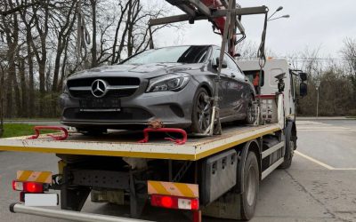 Șofer din București, păcălit de Poliție: Mercedes confiscat pentru numere scoase