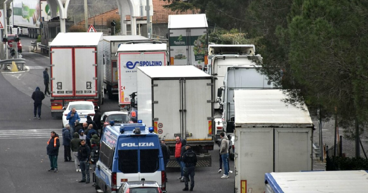 Șofer de TIR, ucis în Italia, în timpul protestelor anti-carburanți