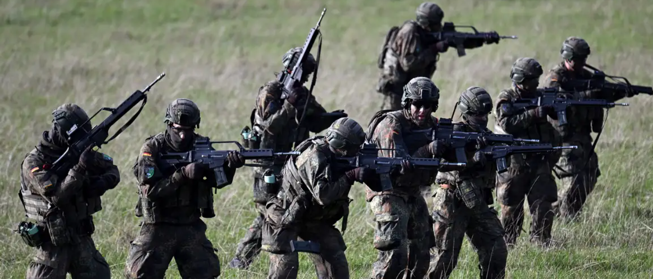 Germania reintroduce controlul asupra bărbaților care călătoresc în străinătate BERLIN – Începând cu 1 ianuarie 2026, bărbații germani cu vârste sub 46 de ani vor avea nevoie de „permisiune” din partea Centrului de Carieră Militară al armatei germane dacă intenționează să părăsească țara pentru mai mult de trei luni