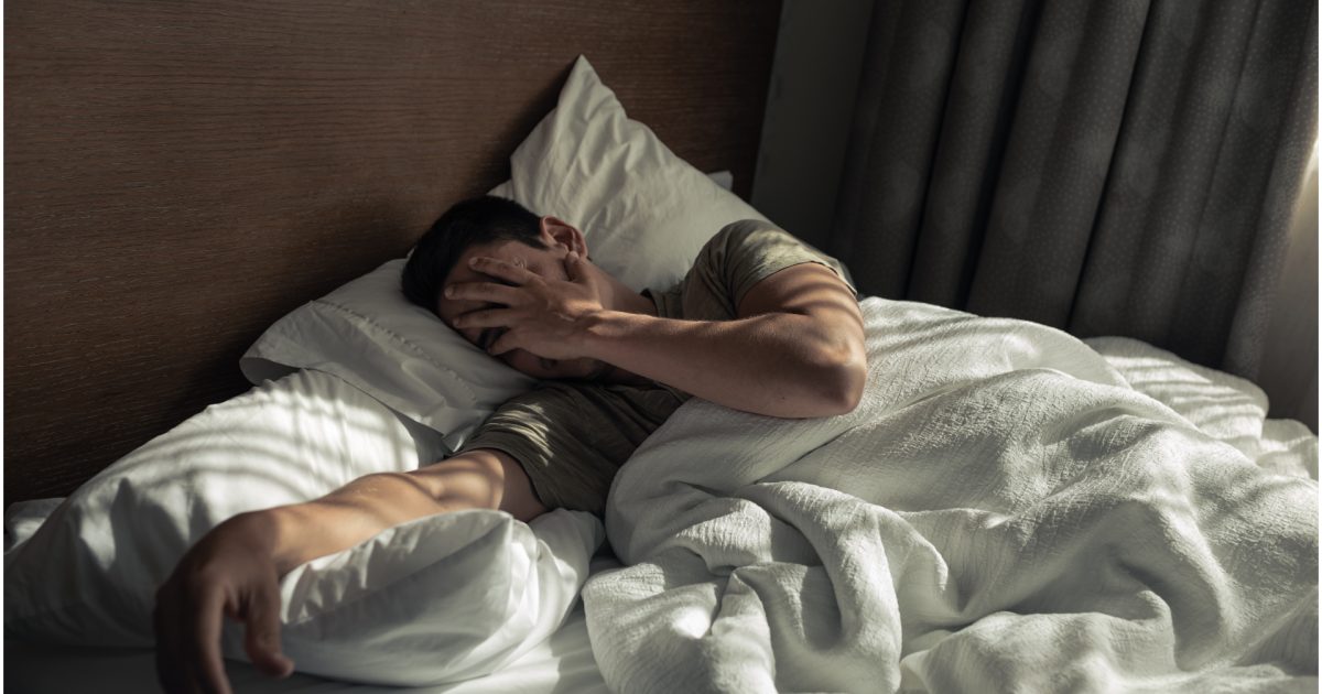 Românii, cu ochii-n lacrimi: Grijile economice le dau nopți albe