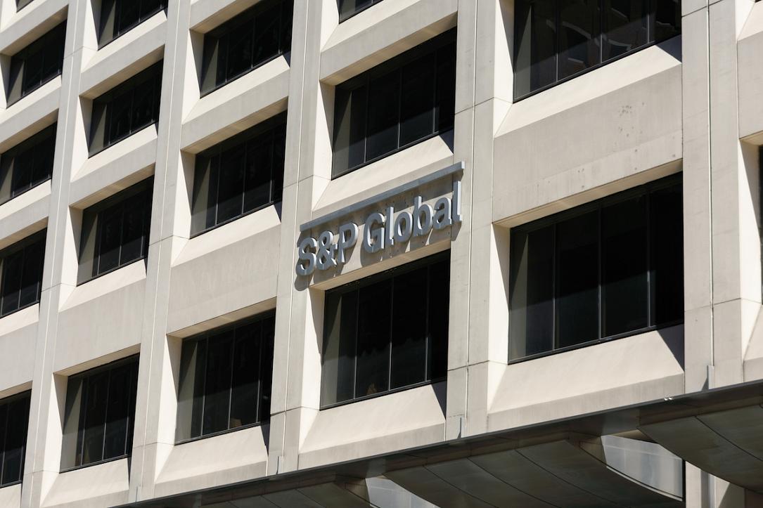 Agenția s&p affirms ratingul româniei, dar cu orizont negativ Agenția internațională de rating S&P a reconfirmat ratingul suveran al României la BBB-, menținând însă perspectiva negativă