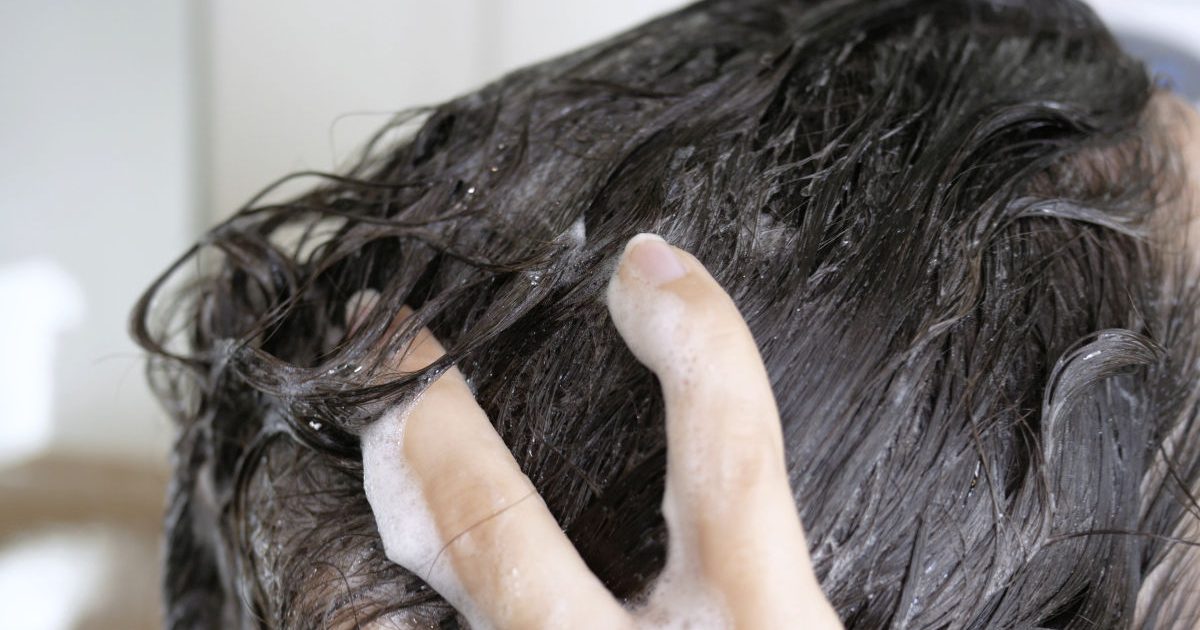 E păcat să te speli pe cap de Paște? Ce spun preoții din România