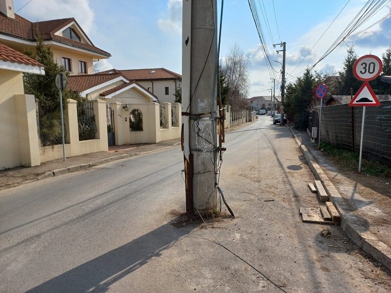 stalp-in-mijlocul-drumului-mogosoaia.jpg - NewsFactor