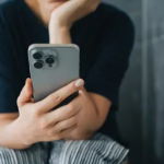 statul-pe-toaleta-cu-telefonul-1024x547.png - NewsFactor