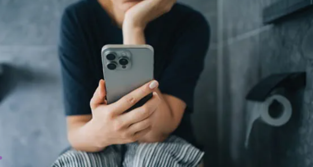 statul-pe-toaleta-cu-telefonul-1024x547.png - NewsFactor