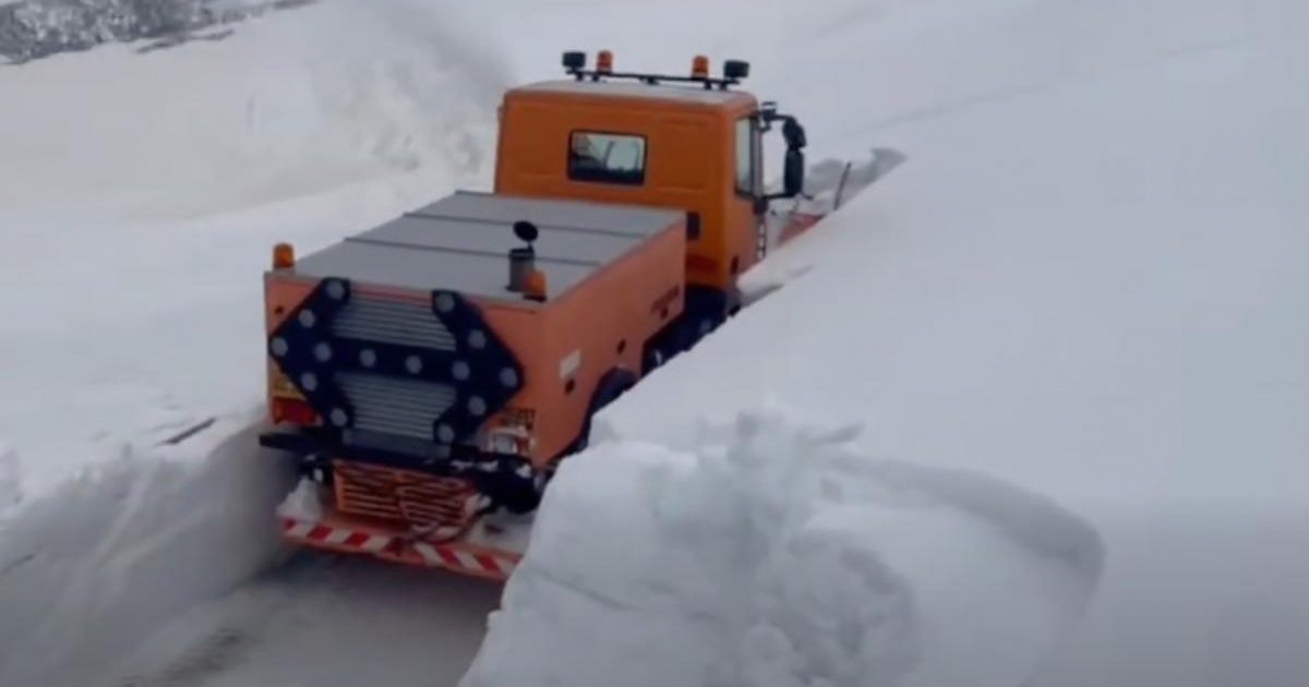 Zăpadă cât un utilaj pe Transalpina în toiul primăverii: Imagini uluitoare