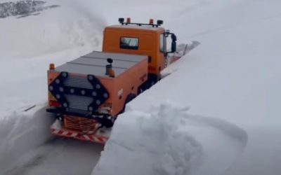 Zăpadă cât un utilaj pe Transalpina în toiul primăverii: Imagini uluitoare