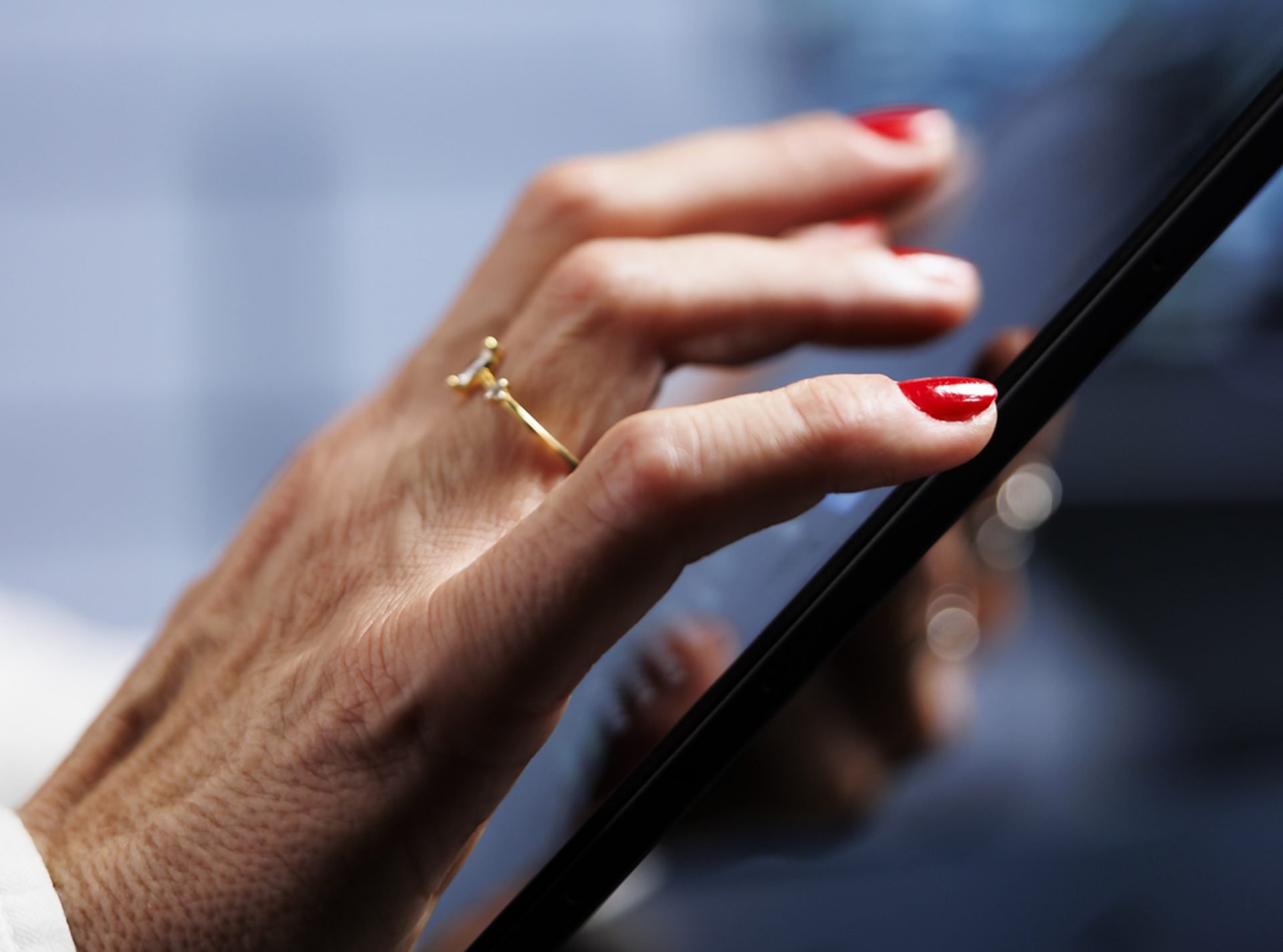 Telefonul mobil, o sursă de risc major: datele personale, în pericol Stocarea unor informații sensibile, precum copii după buletin sau parole, pe telefoanele mobile poate expune utilizatorii la riscuri majore, avertizează specialiștii