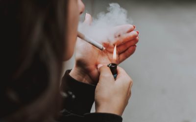Marea Britanie: Interzicere radicală a fumatului pentru tineri după 2009
