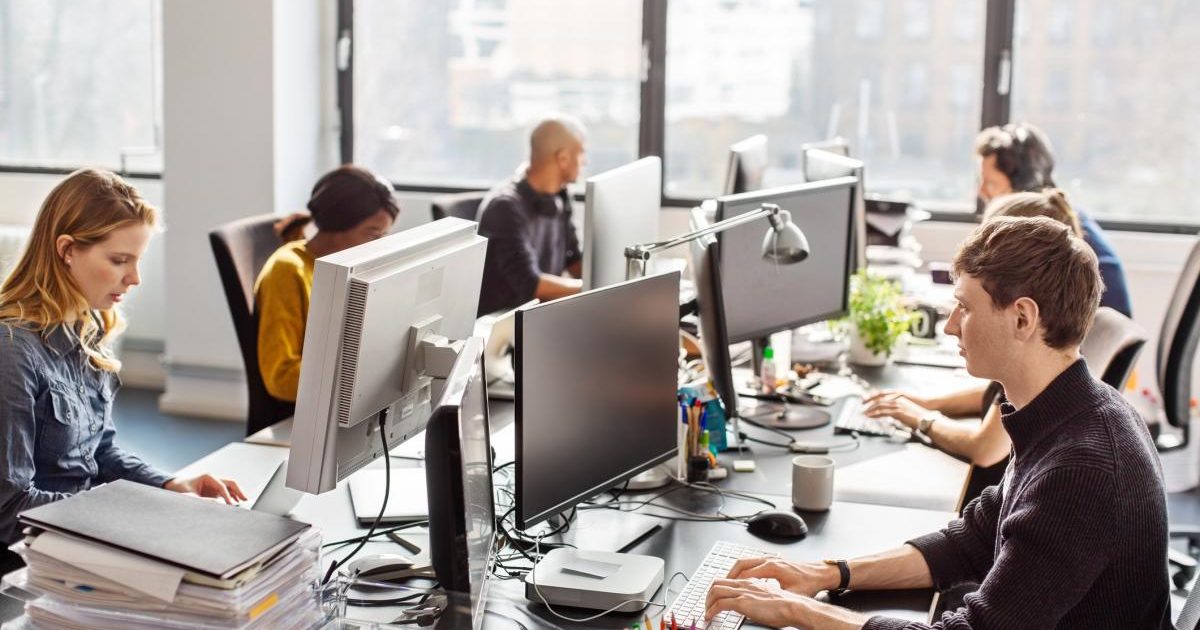 Ținerii din Generația Z, șoc pentru joburile full-time: Criza din 2008 i-a marcat