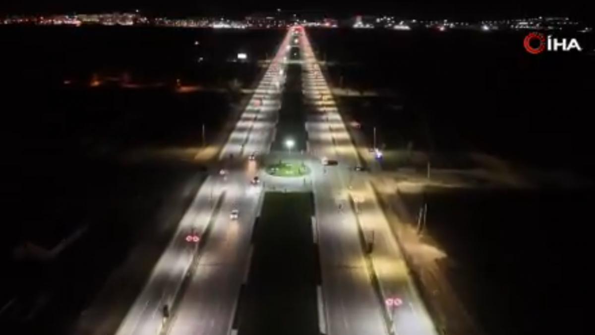 Un bulevard din Turcia, comparat cu o pistă de aeroport sau chiar cu Las Vegas, atrage atenția prin aspectul său impresionant, mai ales noaptea, datorită sistemului de iluminat spectaculos