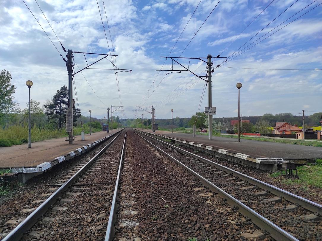 Un tren românesc stabilește un nou record de viteză pe ruta Sighișoara-Simeria Un tren a stabilit un nou record de viteză pe secțiunea feroviară Sighișoara-Simeria, parcurgând cei 169 de kilometri în doar 81 de minute