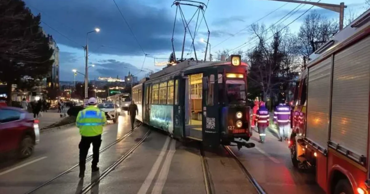 Tramvai lovit la Timișoara: Șoferul de 73 de ani, rănit