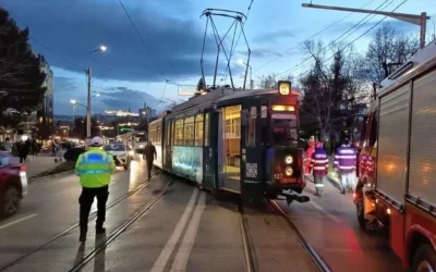 Tramvai lovit la Timișoara: Șoferul de 73 de ani, rănit