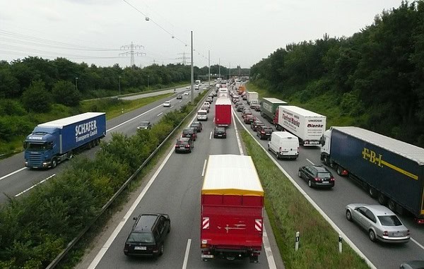 Transportul rutier, în picaj: România, lovită de scădere drastică în 2025?