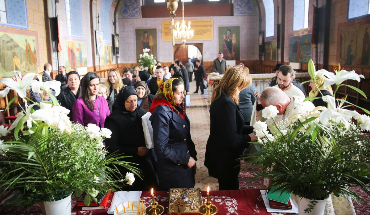 În fiecare Vinere Mare, credincioșii din România participă la un ritual profund, care amintește de moartea și îngroparea lui Iisus Hristos