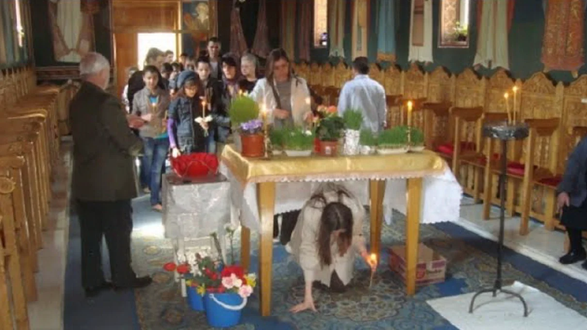 Paștele 2026: Tradiții și semnificații ale ritualului trecerii pe sub masă În Vinerea Mare a anului 2026, pe data de 10 aprilie, credincioșii ortodocși vor respecta cu sfințenie tradițiile specifice acestei zile, marcate de comemorarea Răstignirii lui Iisus Hristos