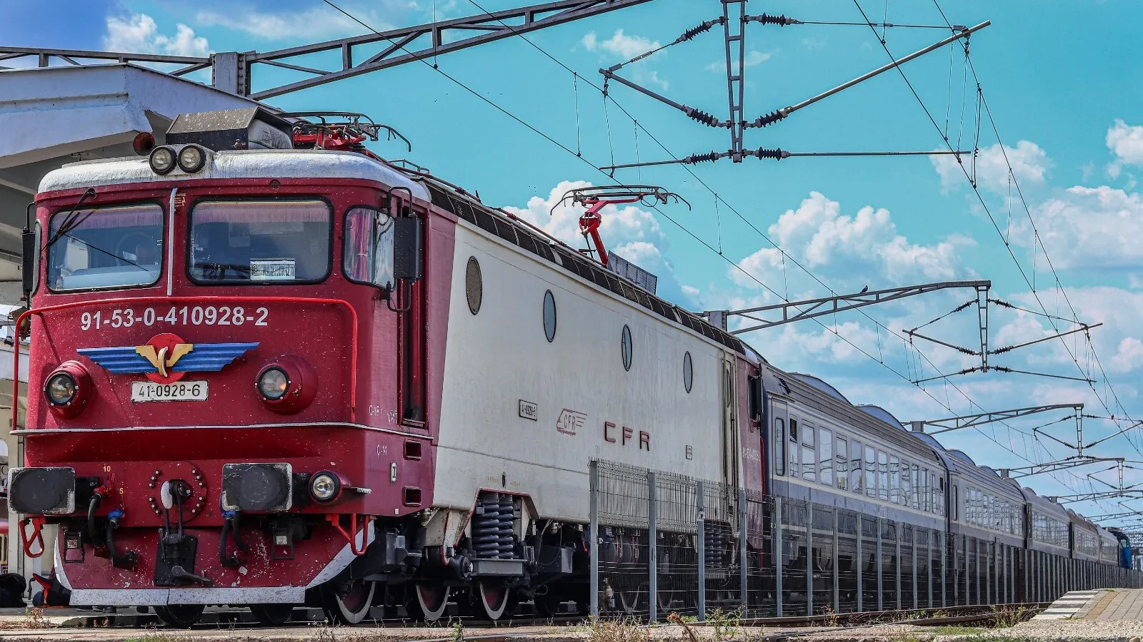 Avarie pe ruta Mihăești-Radomirești: Trenurile, blocate pe loc