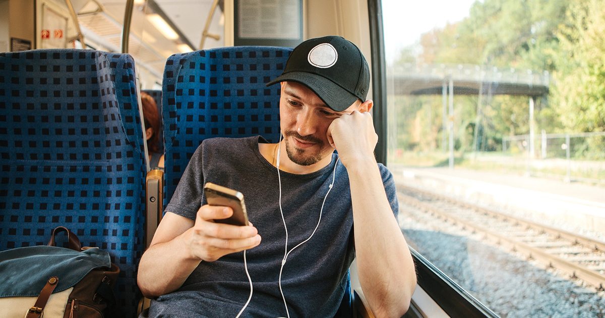 Românii, mai degrabă pe social media, decât la educație online!