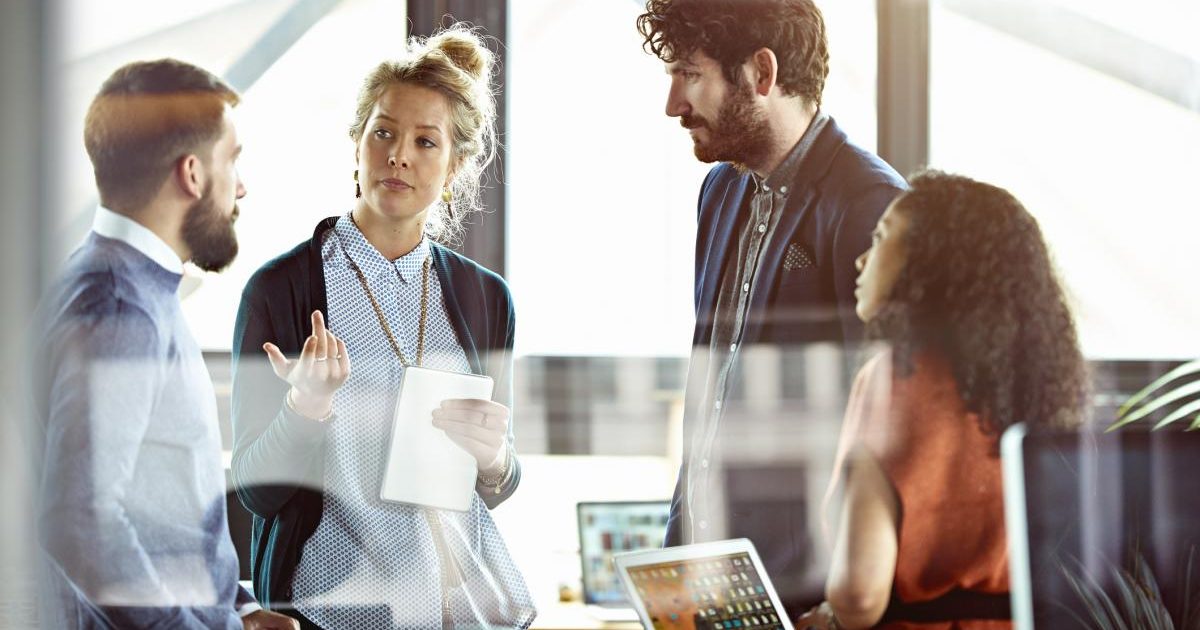 Tinerii fug iar din România. Ce pierde țara? Miliarde irosite în educație