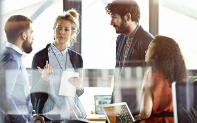 Tinerii fug iar din România. Ce pierde țara? Miliarde irosite în educație