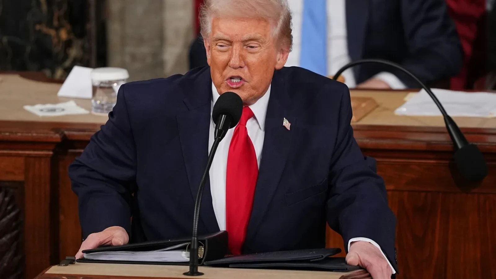 Amenințări și negocieri pe fondul crizei din Strâmtoarea Ormuz: Trump speră la un acord cu Iranul WASHINGTON – Președintele american, DONALD Trump, a declarat duminică, într-un interviu pentru postul FOX News, că există „șanse bune” de a ajunge la o înțelegere cu IRANUL luni