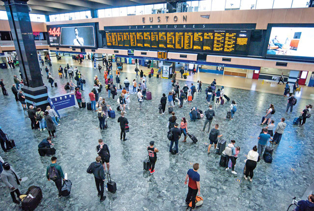 Consumul scade în România, dar românii fug în vacanțe externe