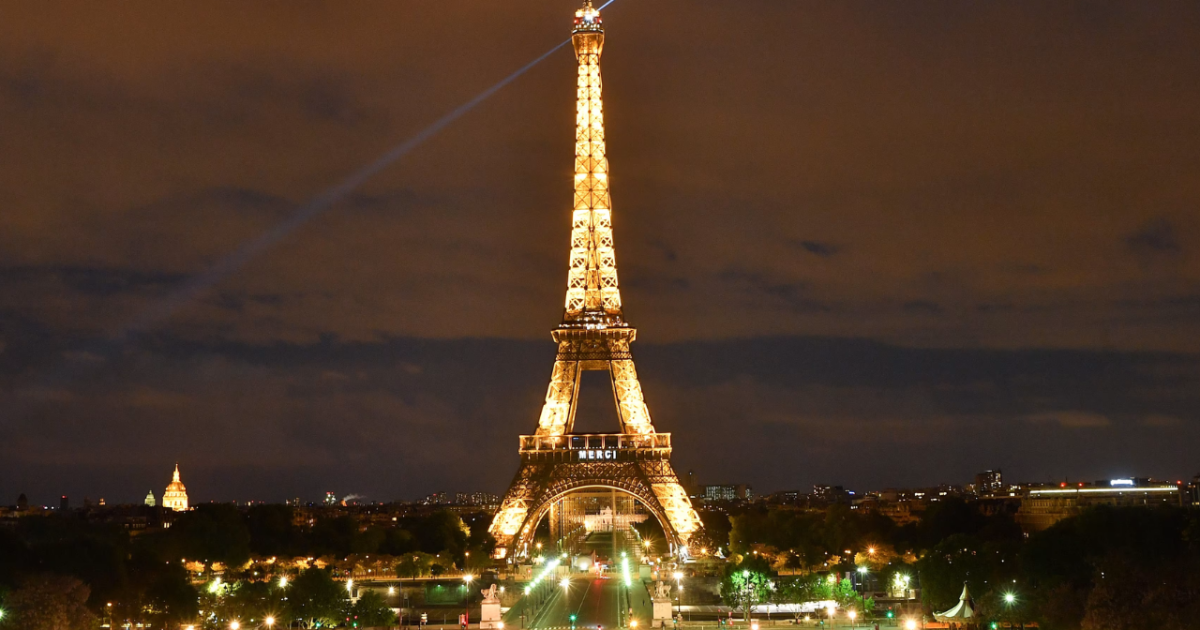 O bucată din Turnul Eiffel, la vânzare: Prețul depășește orice așteptări!