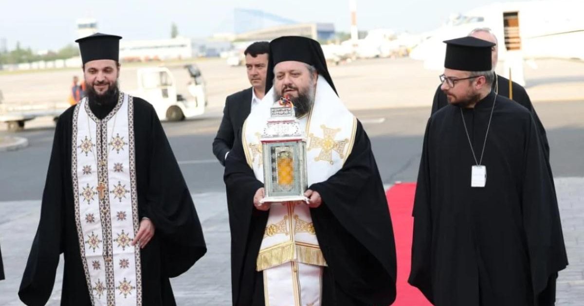 Lumina Sfântă a ajuns în România: Va fi distribuită în toate parohiile