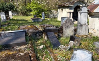 Morminte vandalizate în cimitirul evreiesc din Reghin