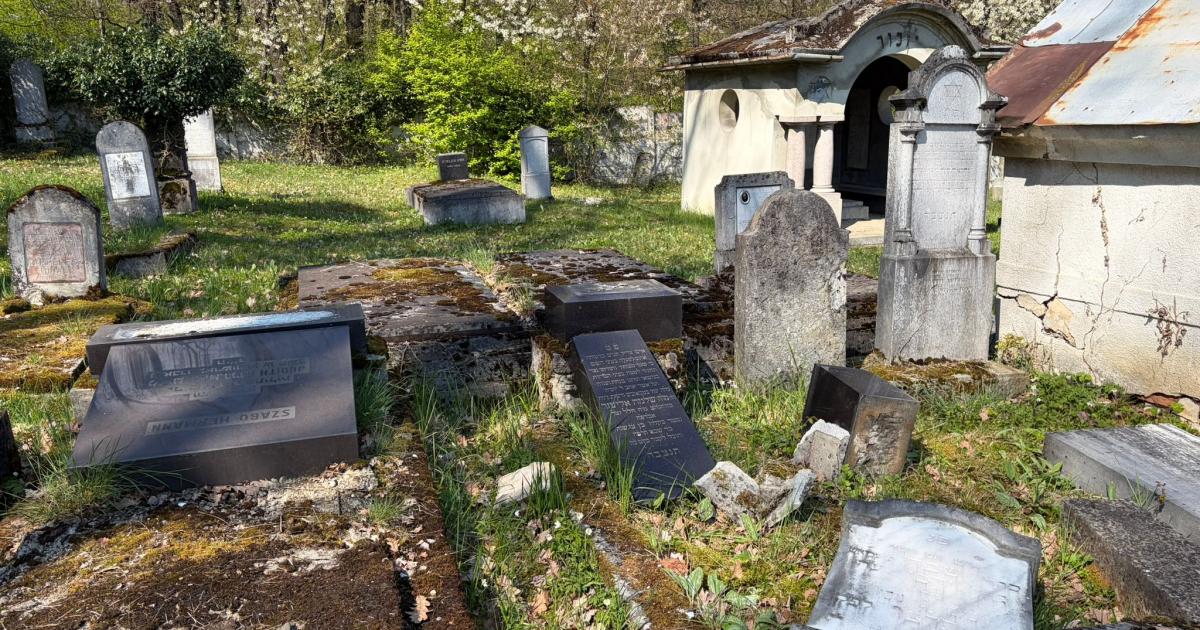 Morminte vandalizate în cimitirul evreiesc din Reghin