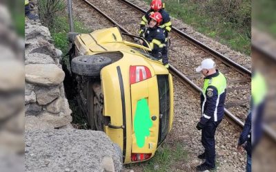 Accident grav pe DN7: Mașină răsturnată lângă șine, victimă în stare critică