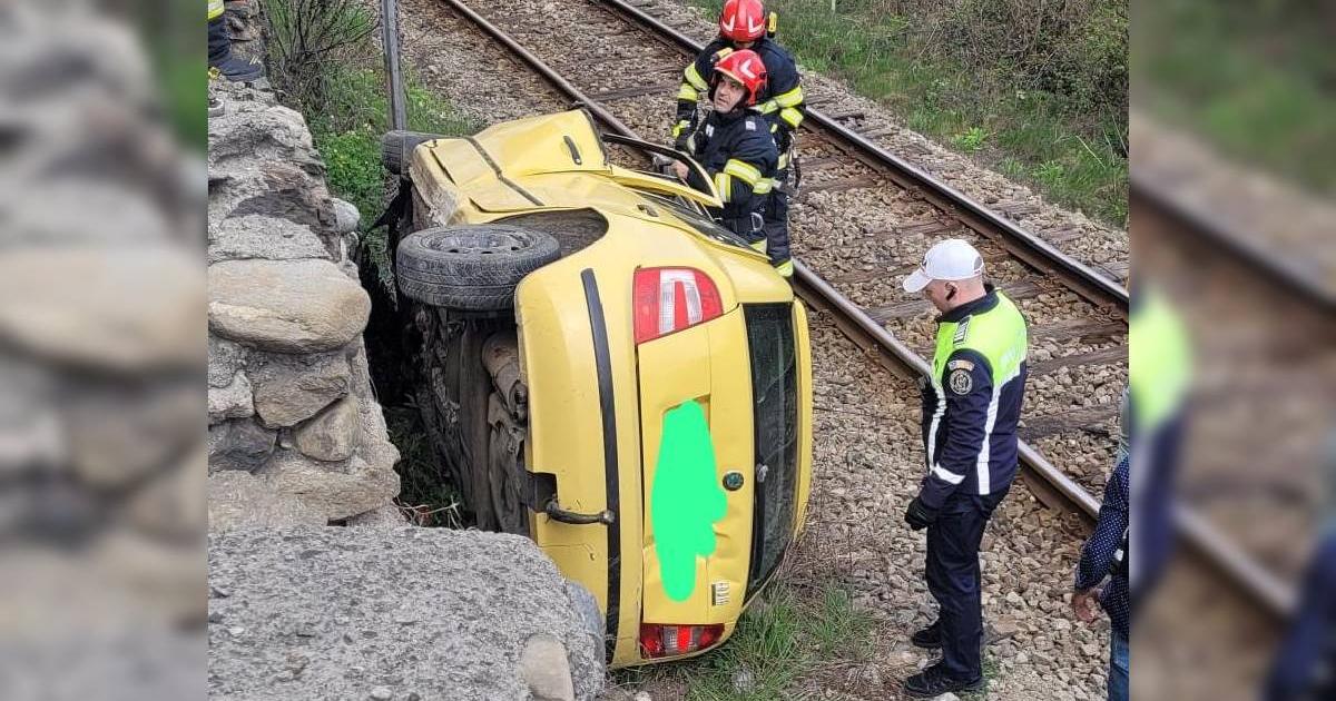 Accident grav pe DN7: Mașină răsturnată lângă șine, victimă în stare critică