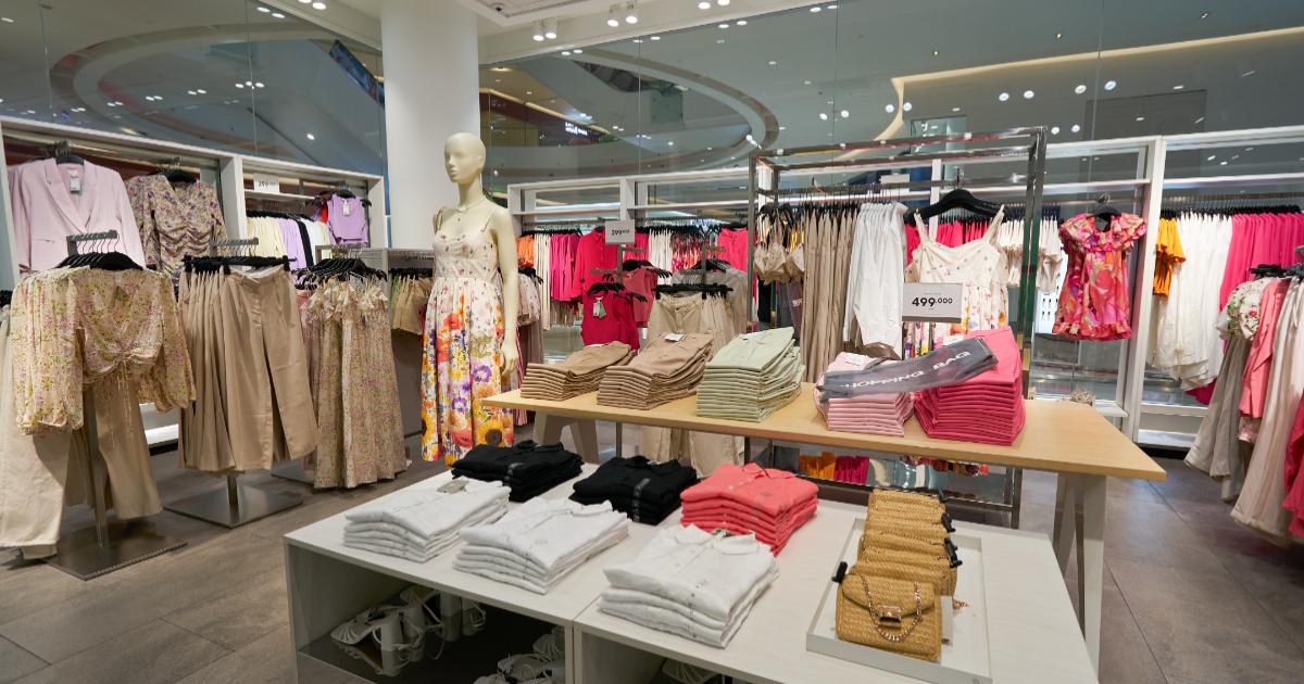 H&M închide 160 de magazine, inclusiv în România: Comerțul online, prioritatea suedezilor