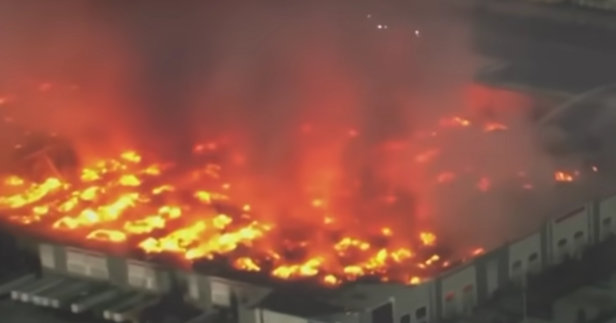 Bărbat a incendiat un depozit uriaș de hârtie igienică: Motiv INCREDIBIL!