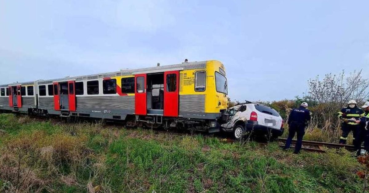 Mașină zdrobită de tren la Timișoara: Salvatorii au avut un șoc!