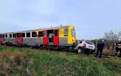 Mașină zdrobită de tren la Timișoara: Salvatorii au avut un șoc!
