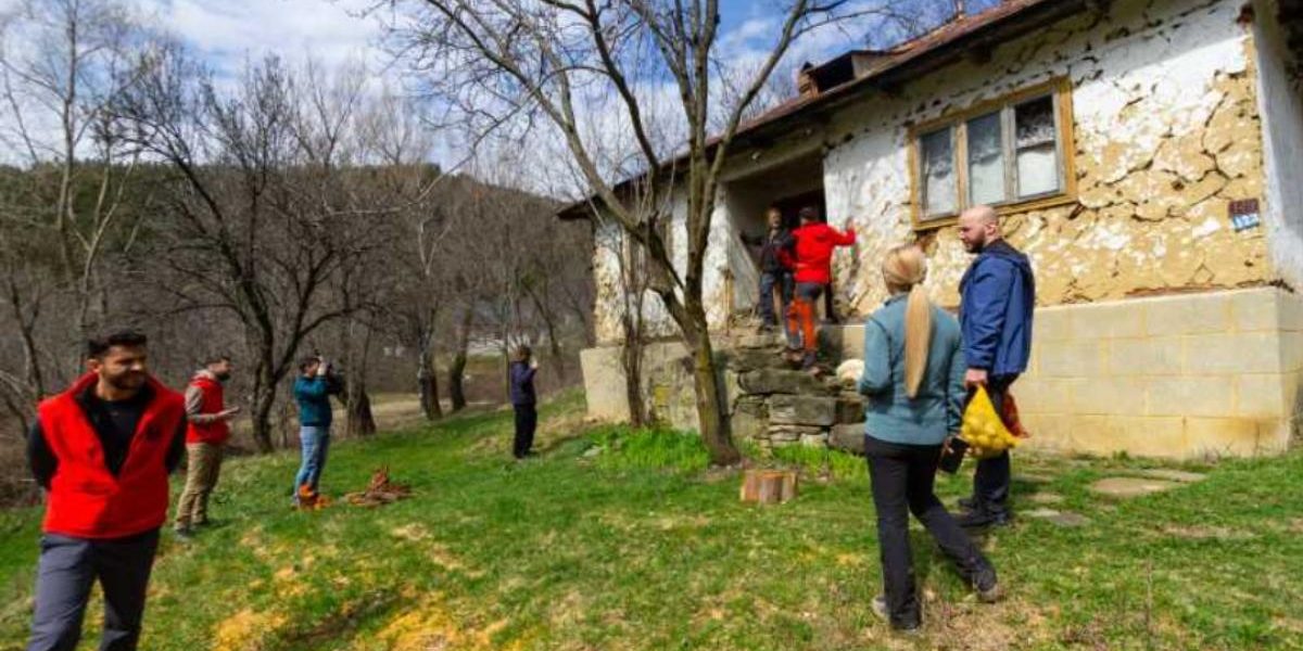 Un bătrân din munții buzoiului, 12 km până la magazin: Ajutor neașteptat