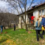 Un bătrân din munții buzoiului, 12 km până la magazin: Ajutor neașteptat