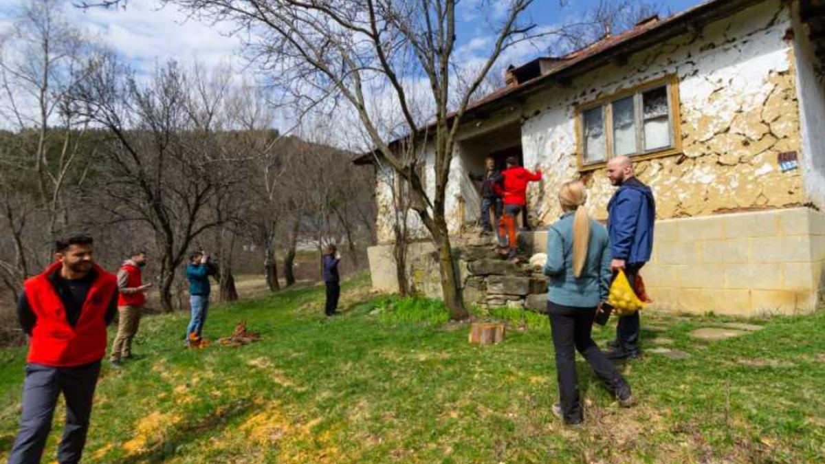 Un bătrân din Munții Buzăului, izolat la 12 kilometri de magazin, a primit ajutor de la o echipă de voluntari Echipajele CarpathianRescue4x4 Nehoiu au adus speranță în inimile familiilor și vârstnicilor din satele izolate ale județului Buzău, oferind pachete cu alimente și produse de strictă necesitate