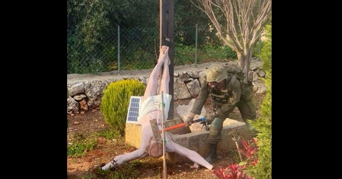 Soldat ISRAELIAN, șocat de gestul șocant: A distrus o statuie cu IISUS