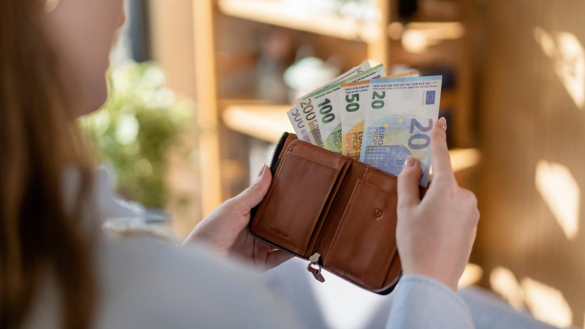 Portugalia, o țară membră a Uniunii Europene, se confruntă cu o realitate paradoxală: deși se remarcă printr-o creștere a nivelului de educație, angajații săi lucrează mai multe ore suplimentare decât media europeană