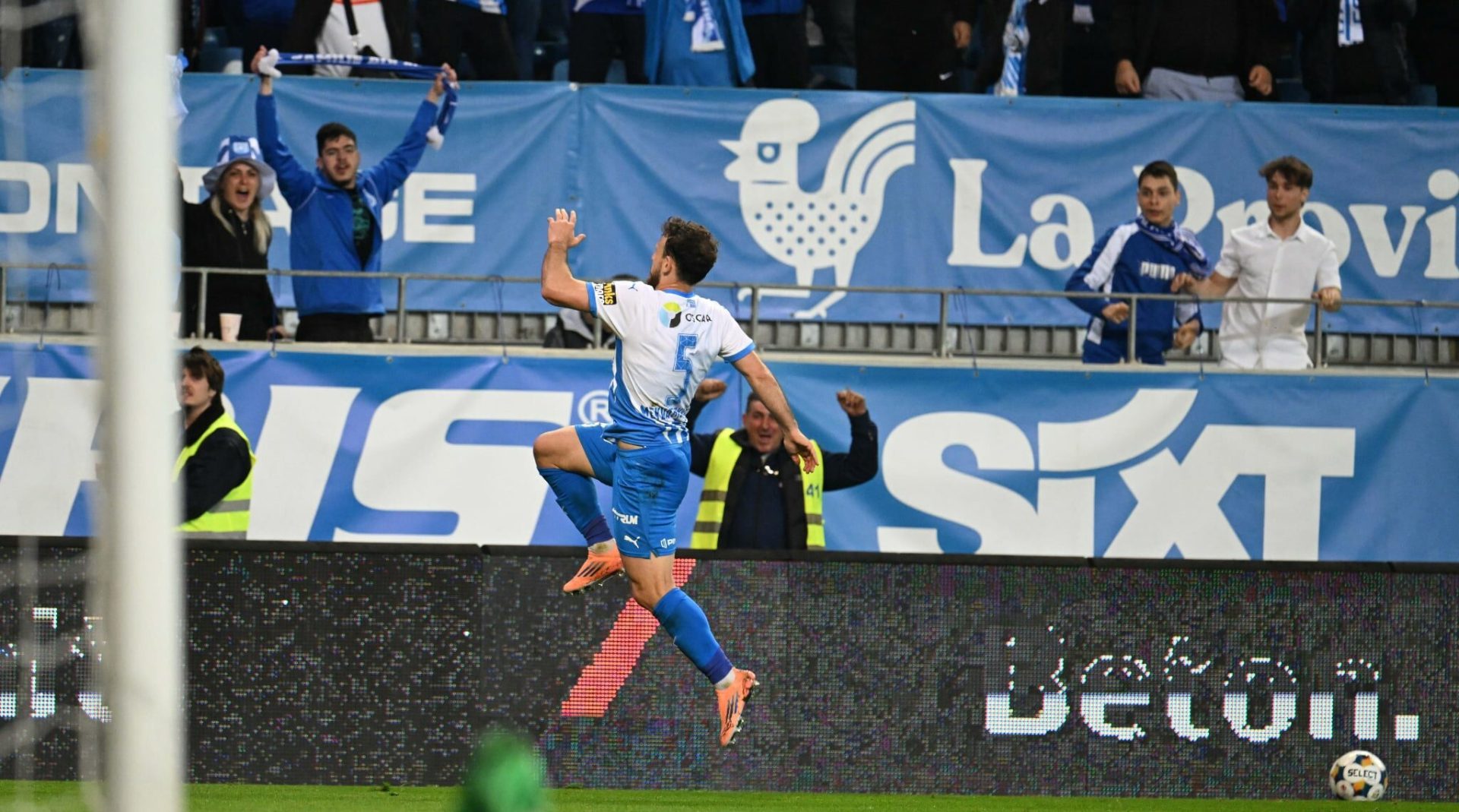 Universitatea Craiova, favorită la titlu, învinge CFR Cluj într-un meci spectaculos OLTENIA a vibrat la un meci de excepție pe stadionul „Ion Oblemenco”