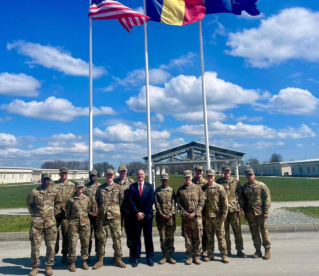 Ambasadorul SUA la București, DARRYL NIRENBERG, a vizitat trupele americane de la Baza Aeriană Mihail Kogălniceanu, miercuri, 1 aprilie, subliniind parteneriatul strategic româno-american