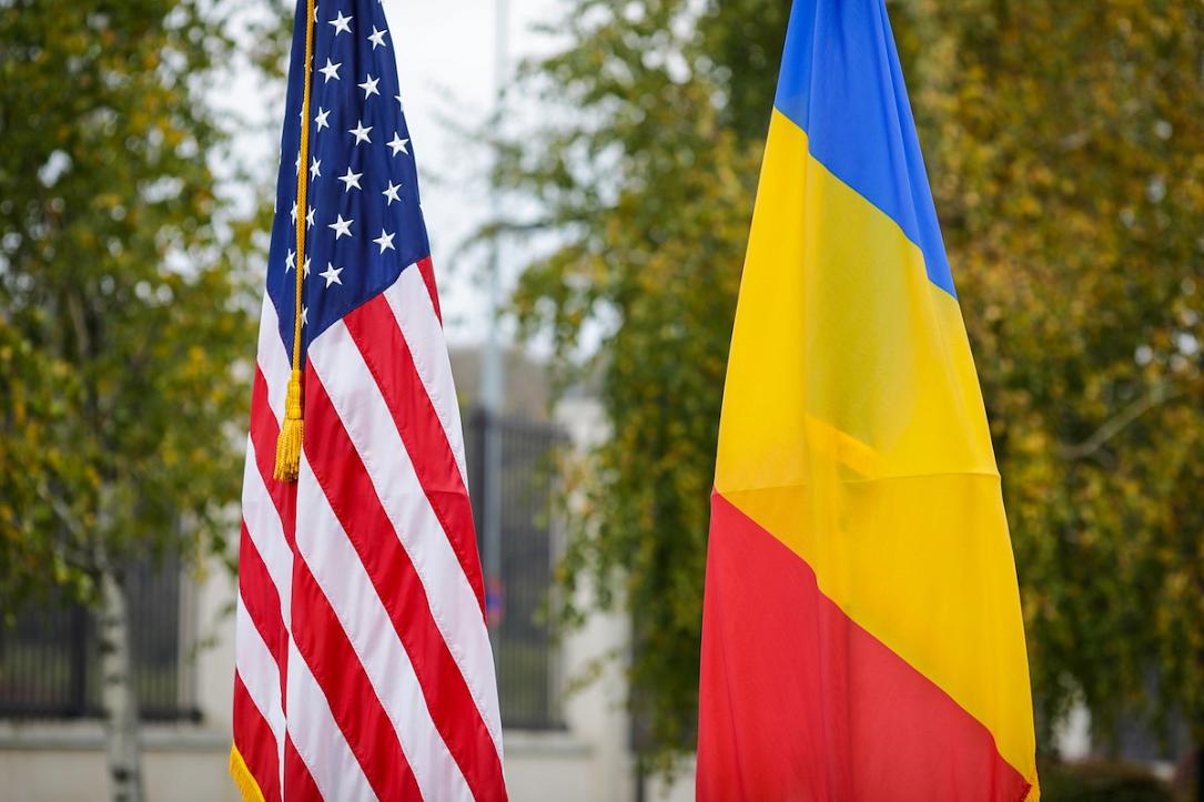 România și SUA lansează un nou program de schimburi culturale și diplomatice București – România și Statele Unite ale Americii vor lansa un nou program de schimburi, menit să consolideze legăturile diplomatice și culturale dintre cele două țări