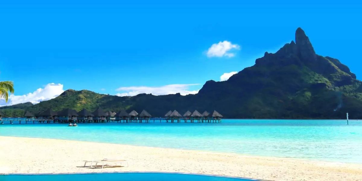 Prăbușirea prețului la petrol, efect ca după pandemie: Românii, cu Christian Tour, la vacanță