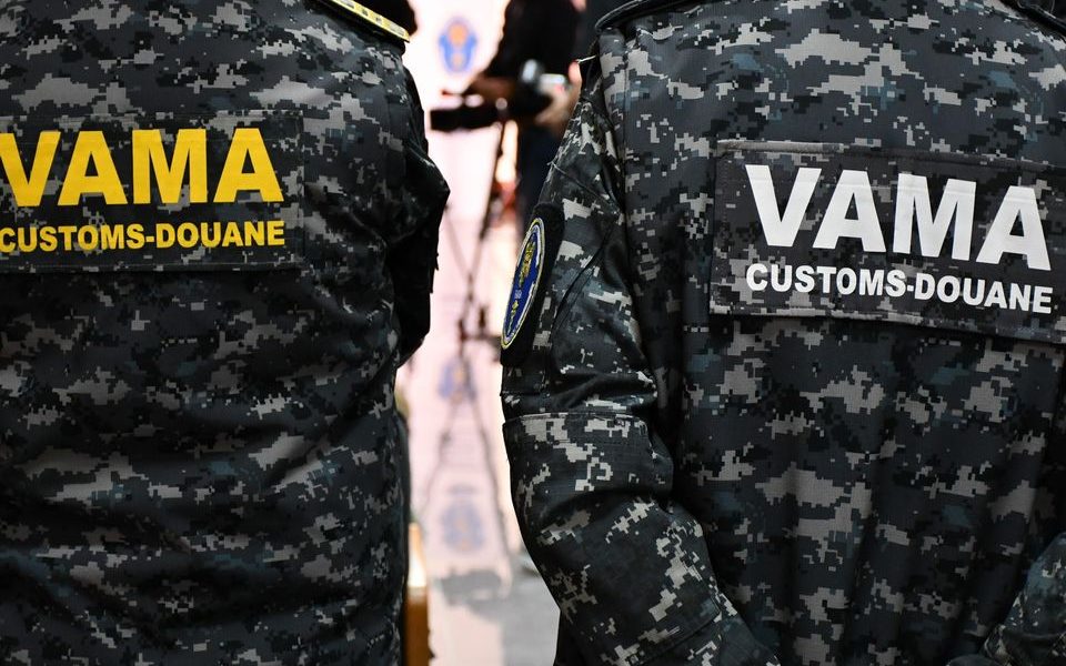 Marfă de 3,1 milioane lei, descoperită într-un camion