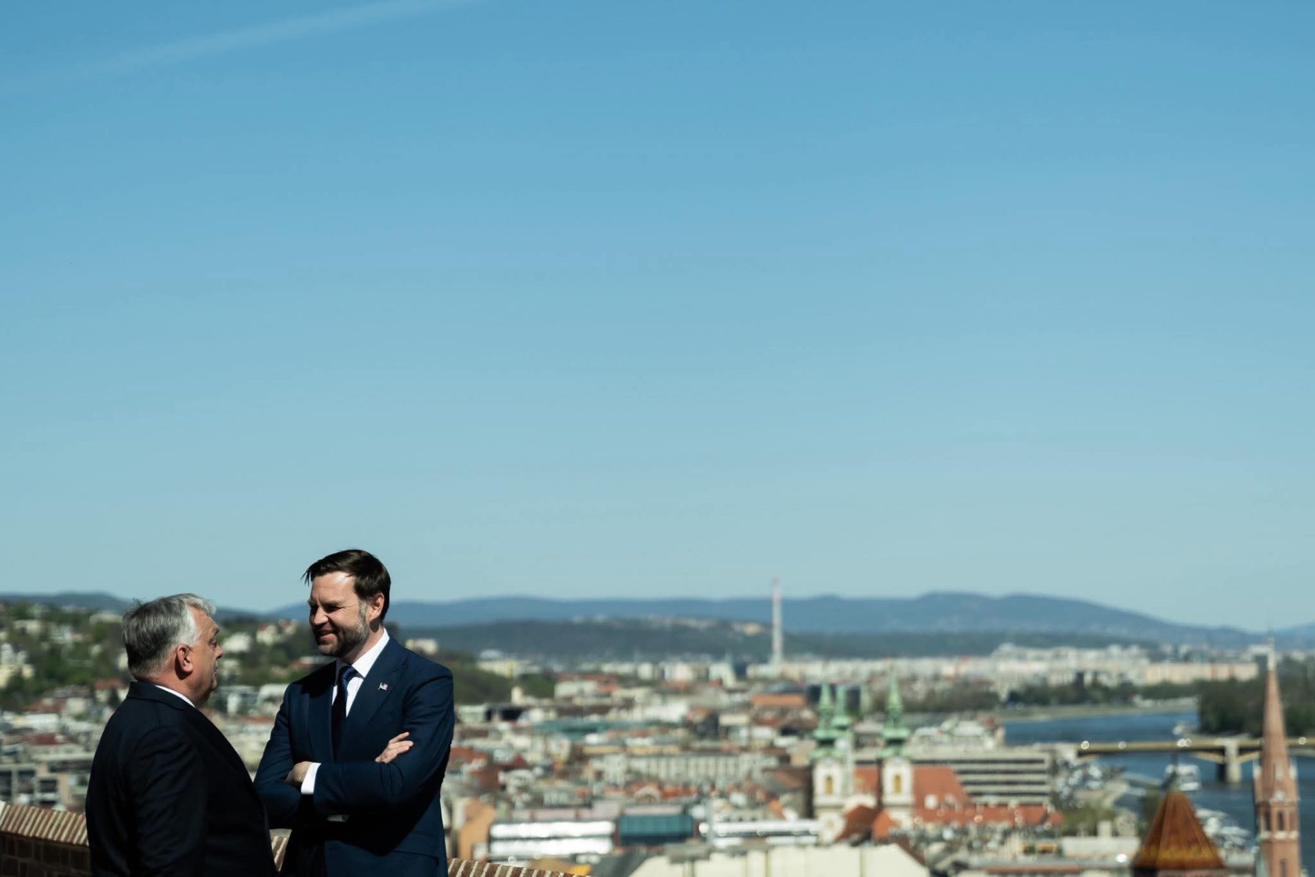 Vicepreședintele american JD Vance a susținut o conferință de presă în Ungaria în semn de sprijin pentru premierul Viktor Orban, criticând dur „birocrații de la Bruxelles”, cu doar câteva zile înainte de alegerile parlamentare din țară